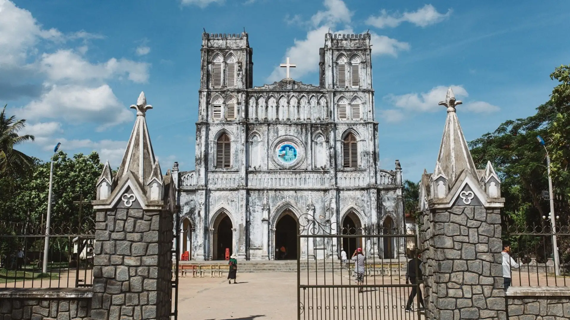 Nhà thờ Mằng Lăng xây theo kiến trúc Gothic