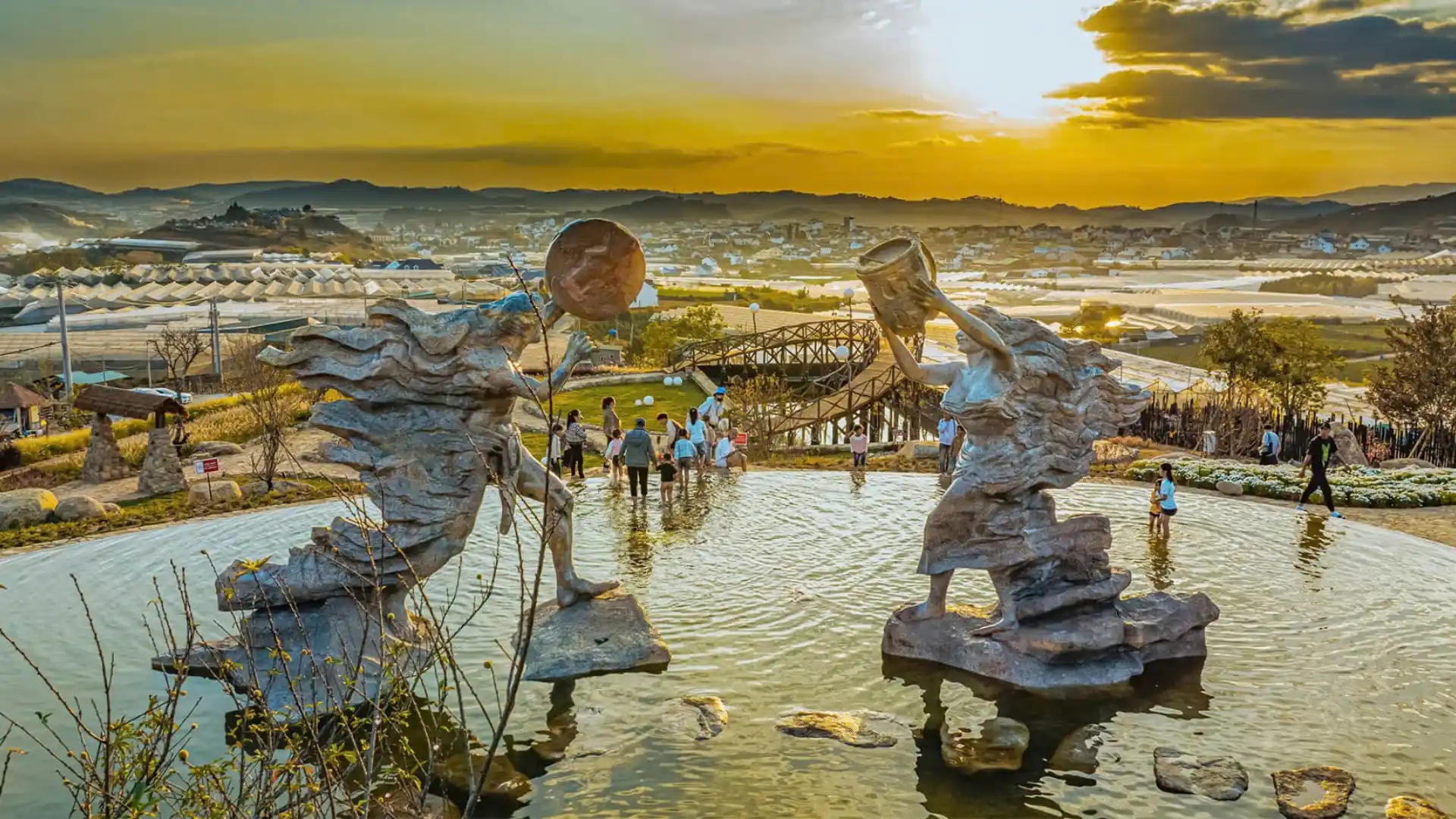 Tượng điêu khắc trong LangBiang Land