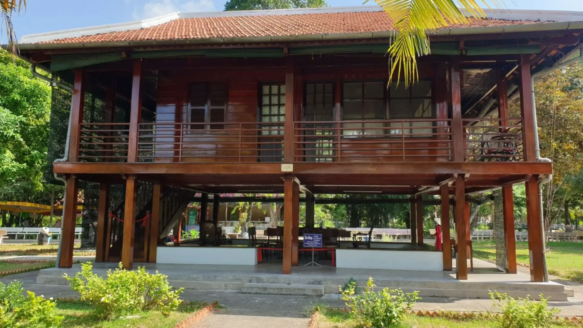 Nhà sàn Bác Hồ với mái ngói và trụ gỗ giản dị