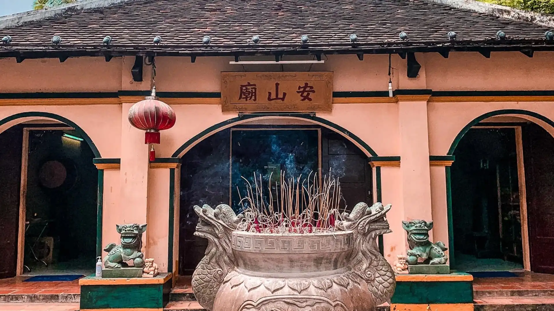 mieu-ba-phi-yen-tai-con-dao