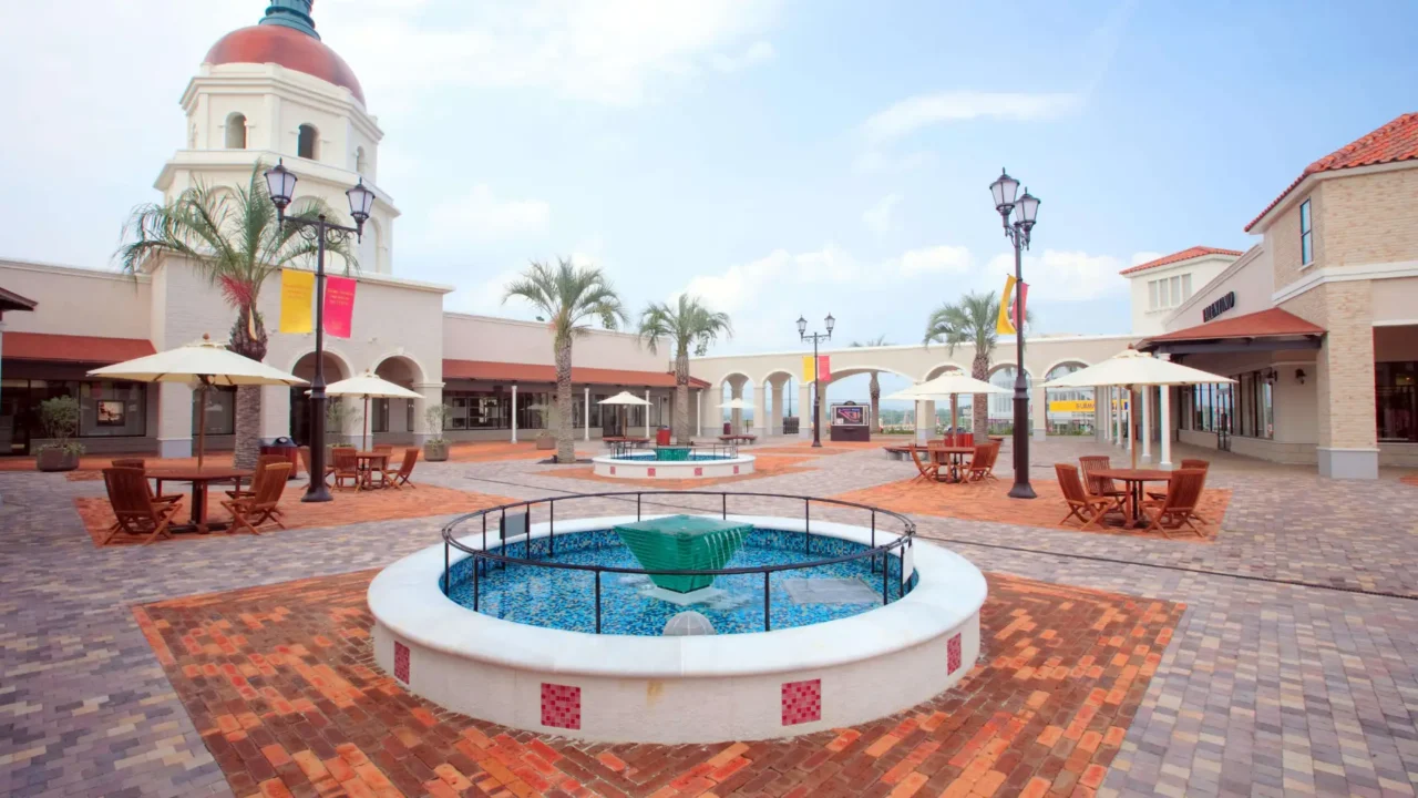 Mua sắm tại Kobe Sanda Premium Outlet trong tour Nhật Bản mùa thu