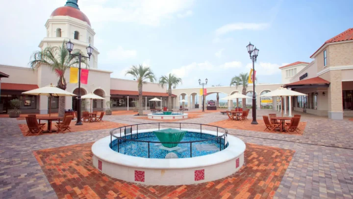 Mua sắm tại Kobe Sanda Premium Outlet trong tour Nhật Bản mùa thu