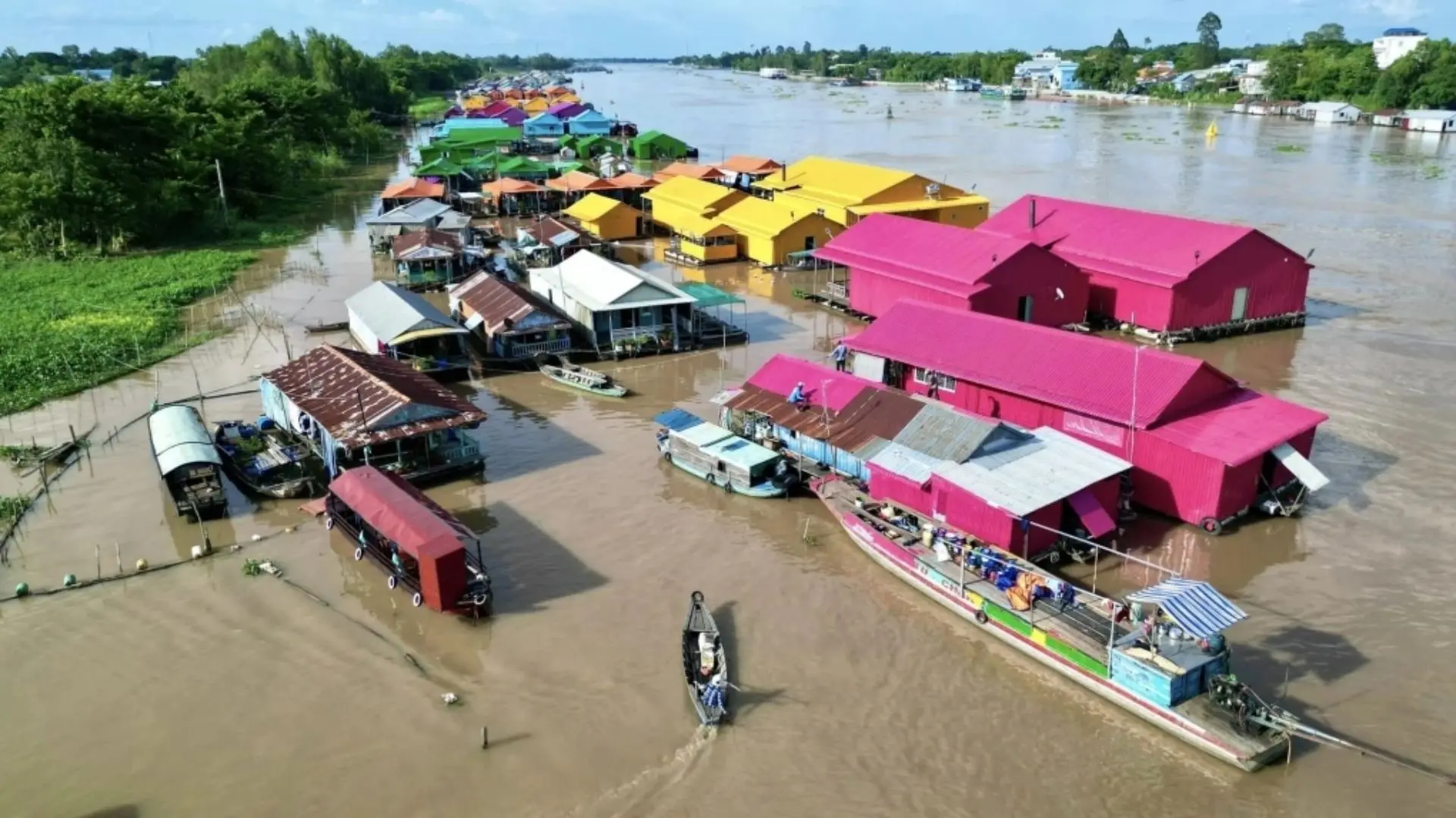 Thuê tàu Châu Đốc làng Chăm đi qua làng bè sắc màu trên sông Hậu