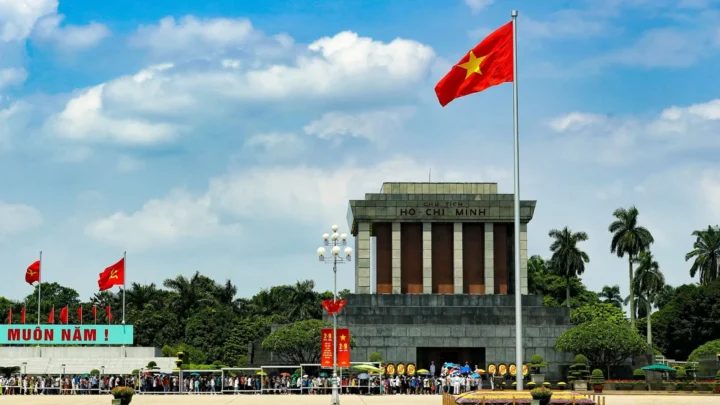 đoàn du khách đến viếng lăng chủ tịch hồ chí minh