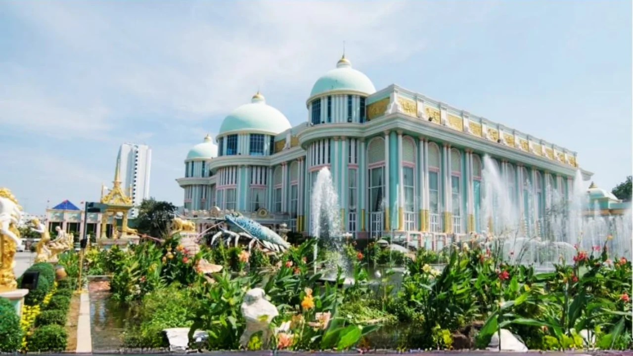 Lâu đài Baan Sukhawadee lung linh bên bờ biển