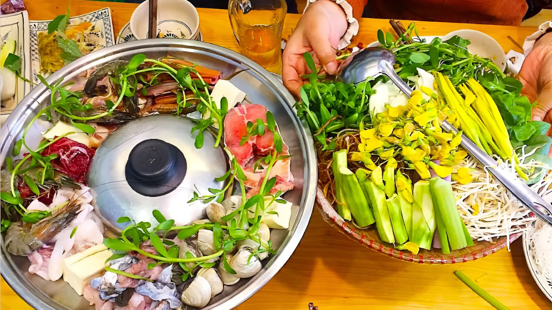 Lẩu mắm - Nước lèo đậm đà từ mắm cá linh, ăn kèm cá, tôm, mực và nhiều loại rau miền Tây.