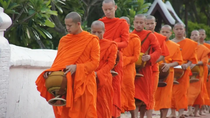 Lễ dâng bình bát Takbak lúc bình minh tại Luông Prabang, Lào