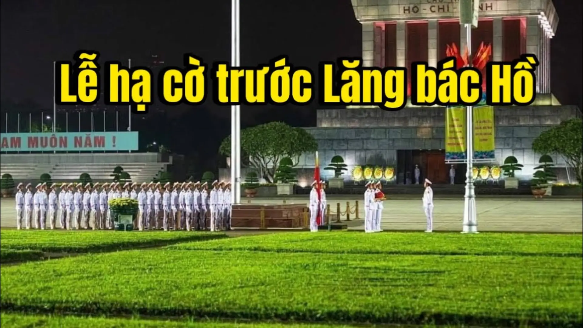 Lễ hạ cờ tại quảng trường Ba Đình diễn ra vào lúc 21h mỗi ngày