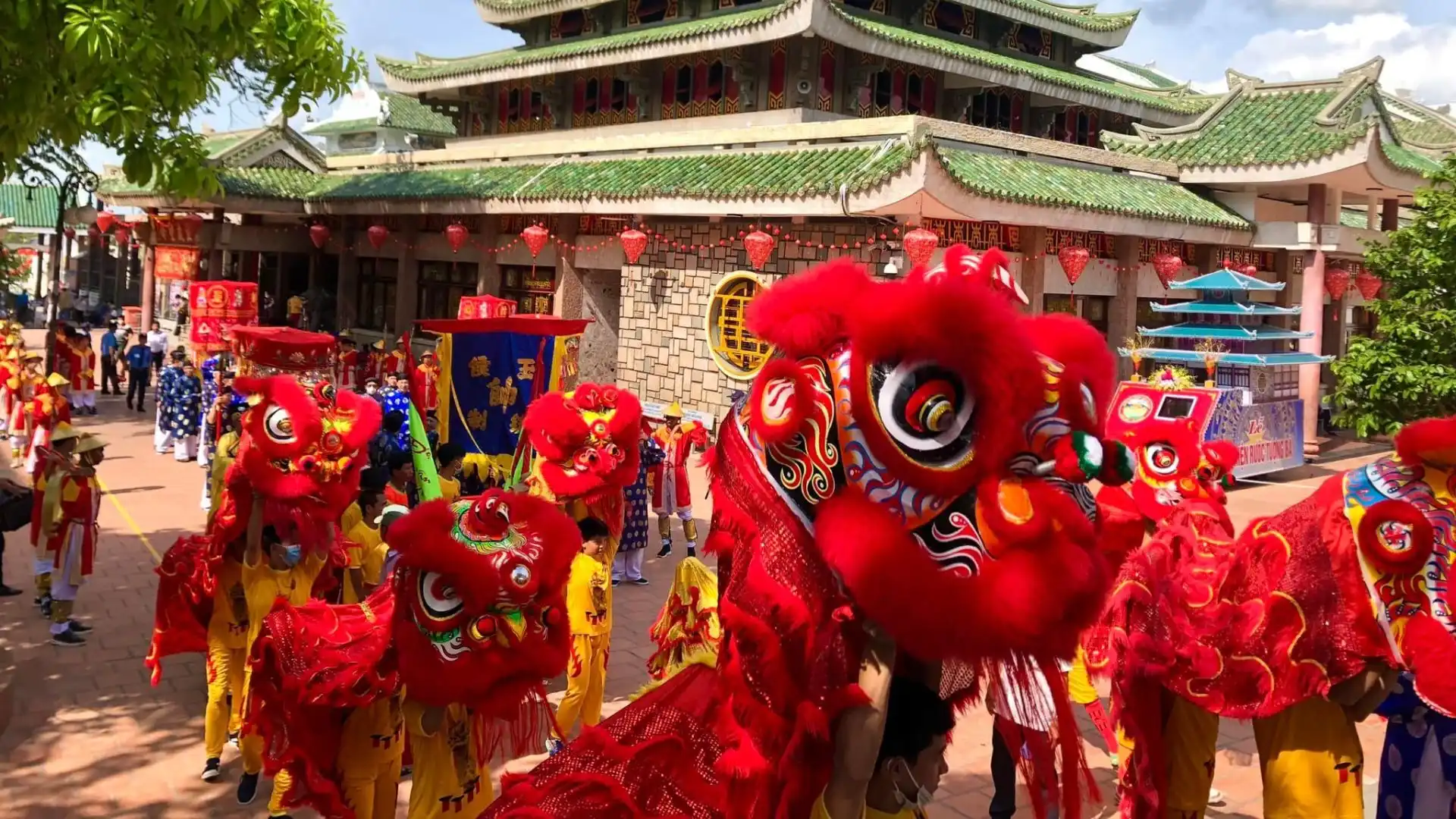 Dòng người hành hương đông đúc về Miếu Bà Chúa Xứ Núi Sam