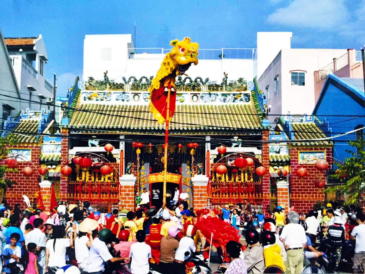 Lễ hội nhộn nhịp tại chùa gần bến Ninh Kiều