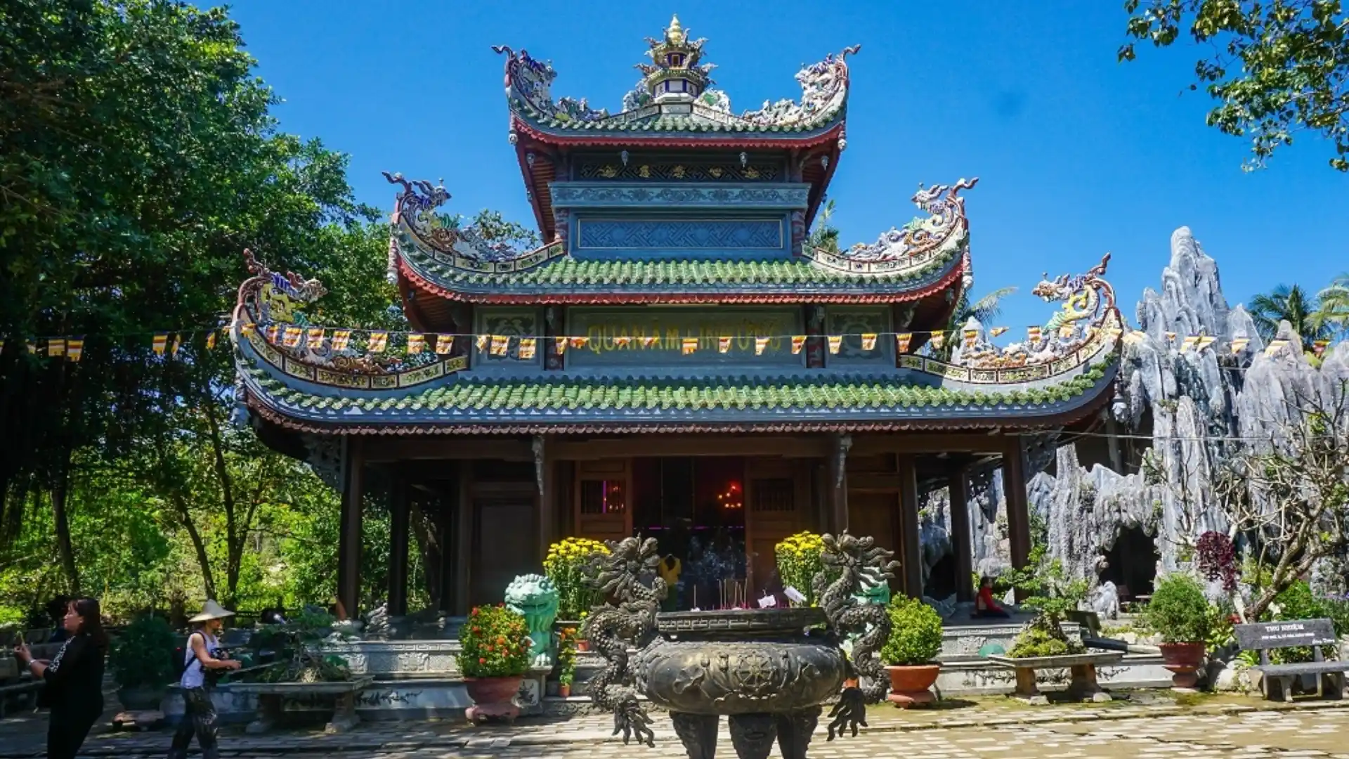 Chùa Thanh Lương treo cờ dịp lễ Phật đản