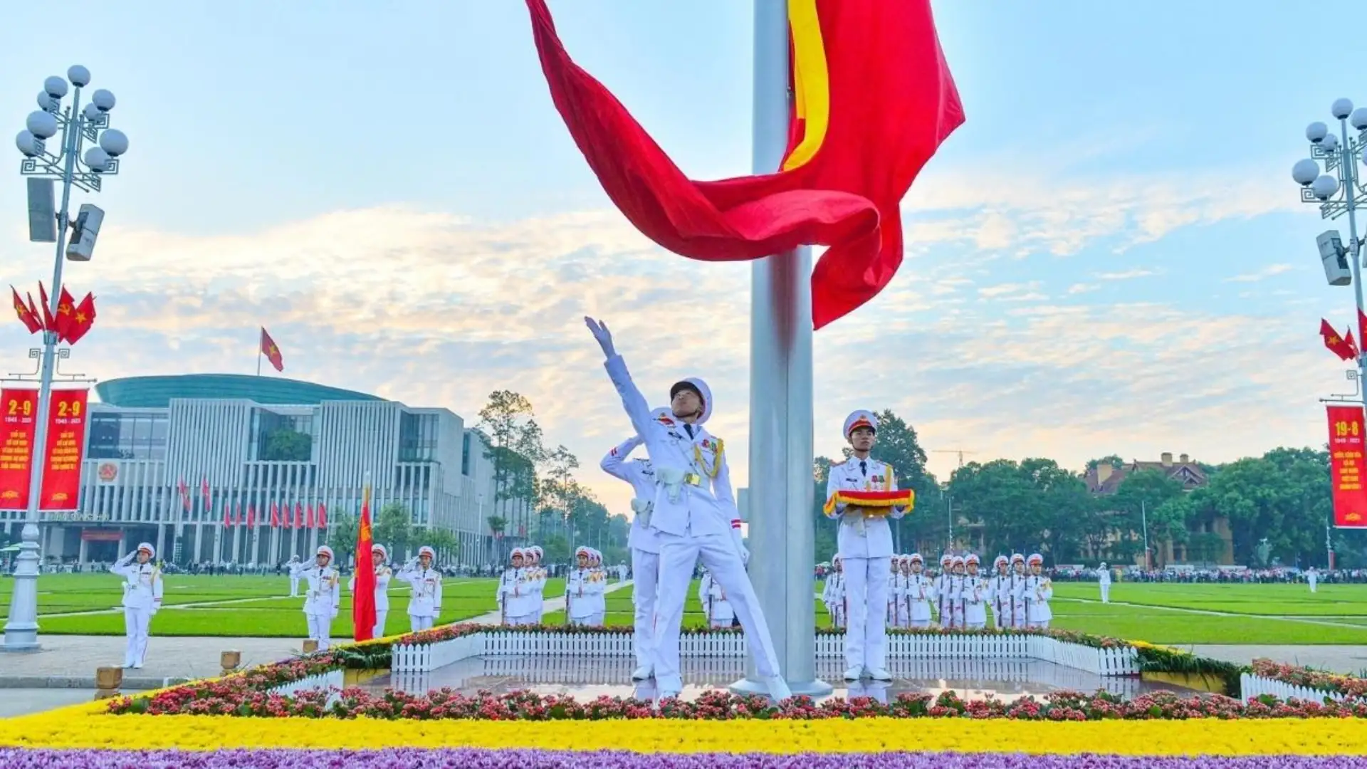 Lễ thượng cờ tại Quảng trường Ba Đình diễn ra với không khí trang nghiêm