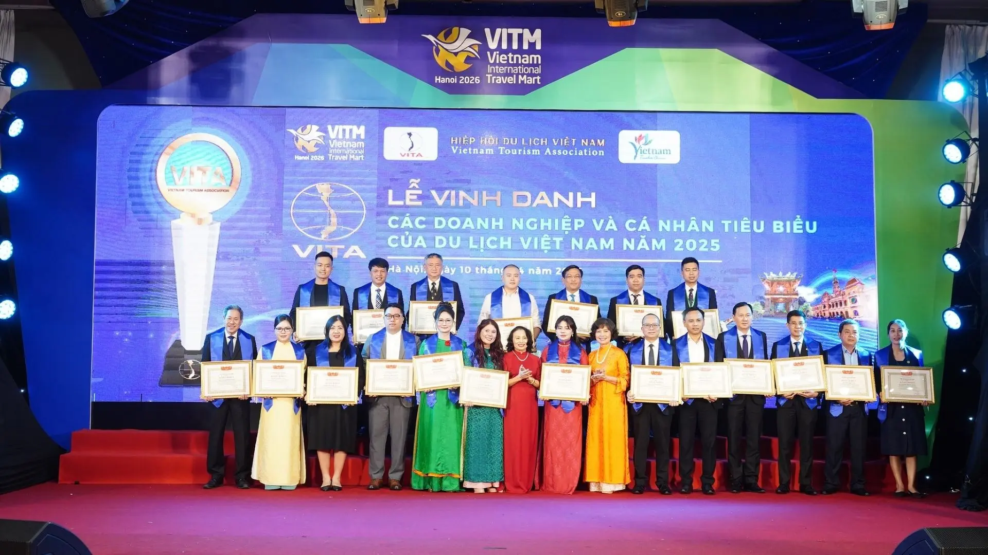 Lễ vinh danh các doanh nghiệp du lịch Việt Nam tiêu biểu năm 2025 trên sân khấu lớn