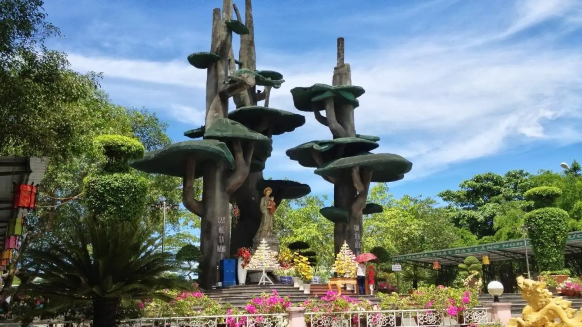 Linh đài Đức Mẹ La Vang