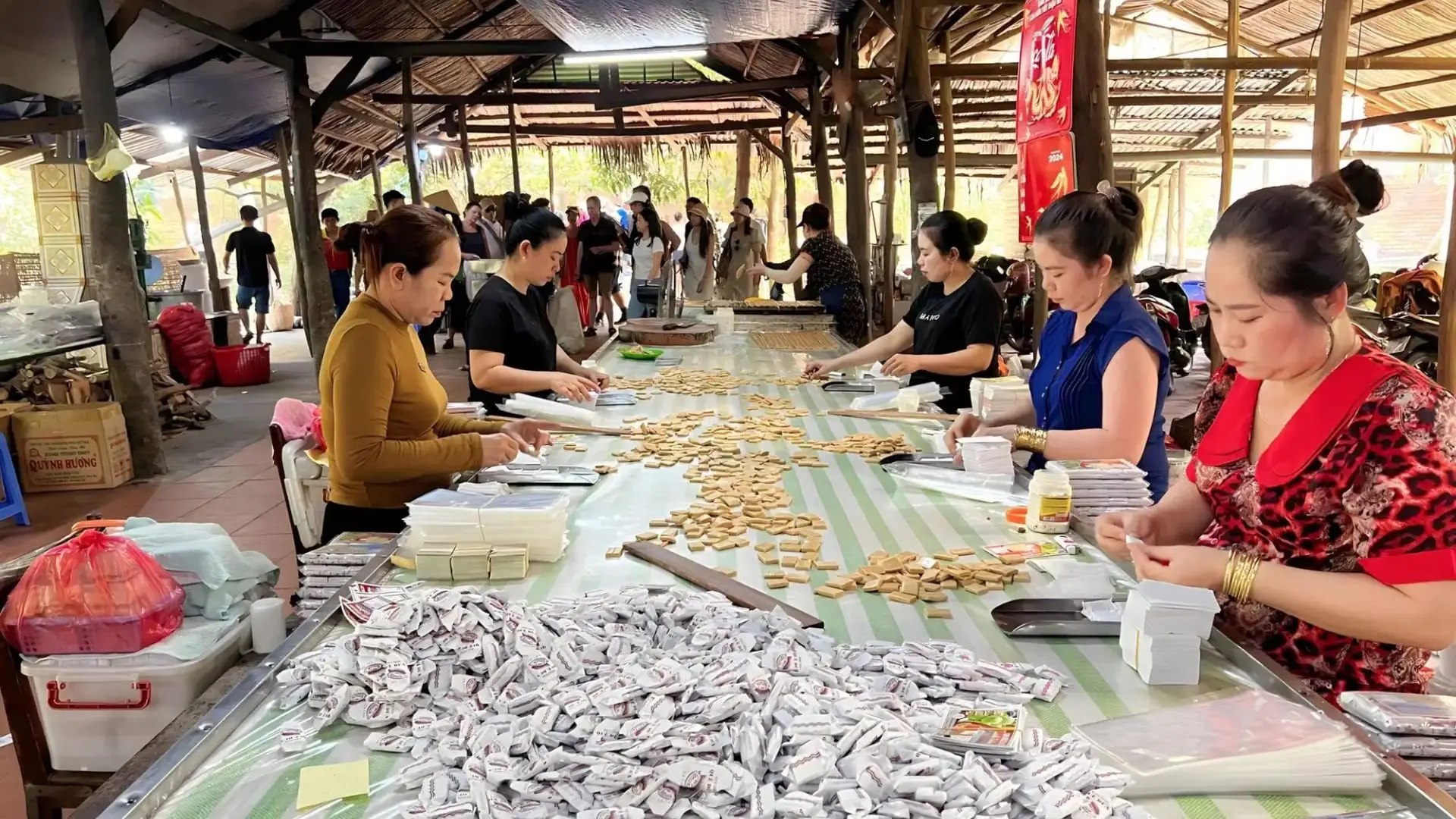 làm kẹo dừa truyền thống bến tre