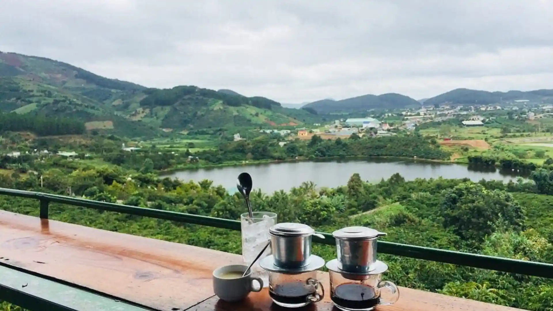 Cà phê đen, cà phê sữa tại Cà phê Mê Linh