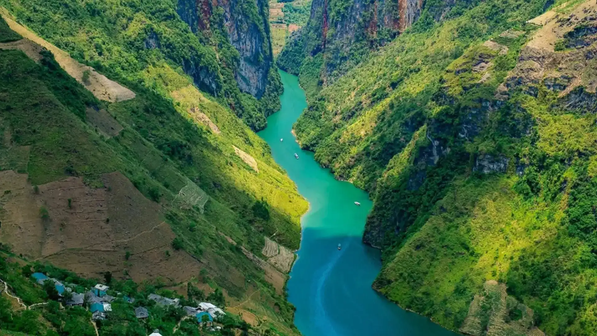 Sông Nho Quế uốn lượn với dòng nước trong xanh