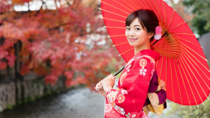 Du khách mặc Kimono truyền thống Nhật Bản, chụp ảnh lưu niệm trong không gian cổ kính.