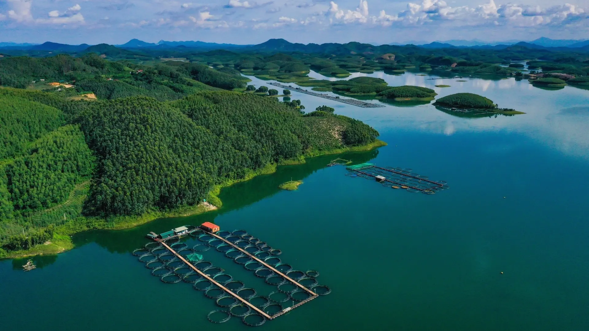 Hồ Thác Bà với mặt nước xanh biếc