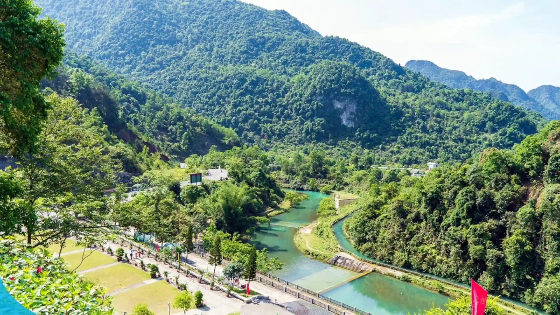 Suối Lê Nin nổi bật với màu xanh ngọc bích