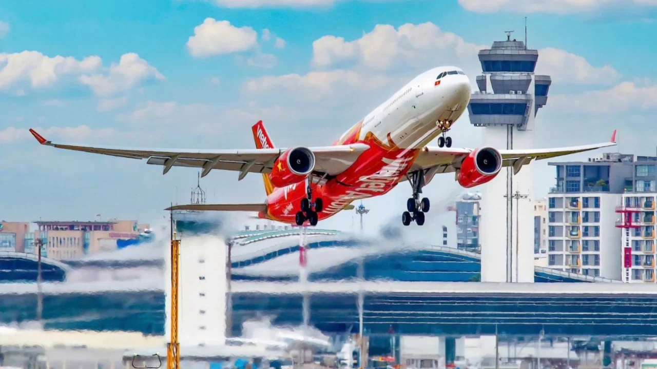 Máy bay Vietjet Air cất cánh trở về Việt Nam