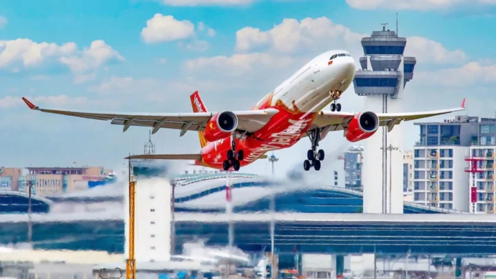 Máy bay Vietjet Air cất cánh trở về Việt Nam