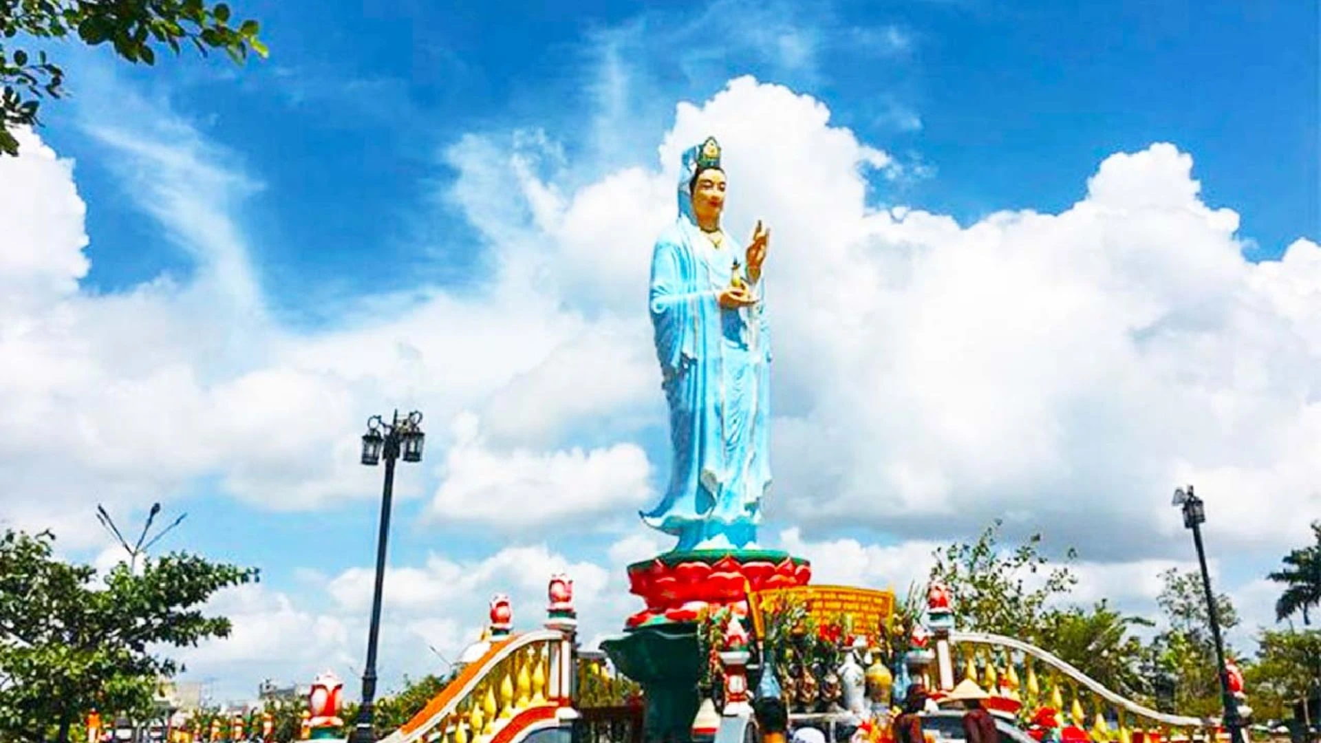 Tượng Mẹ Nam Hải Bạc Liêu – điểm hành hương nổi tiếng gần Nhà Công tử Bạc Liêu.