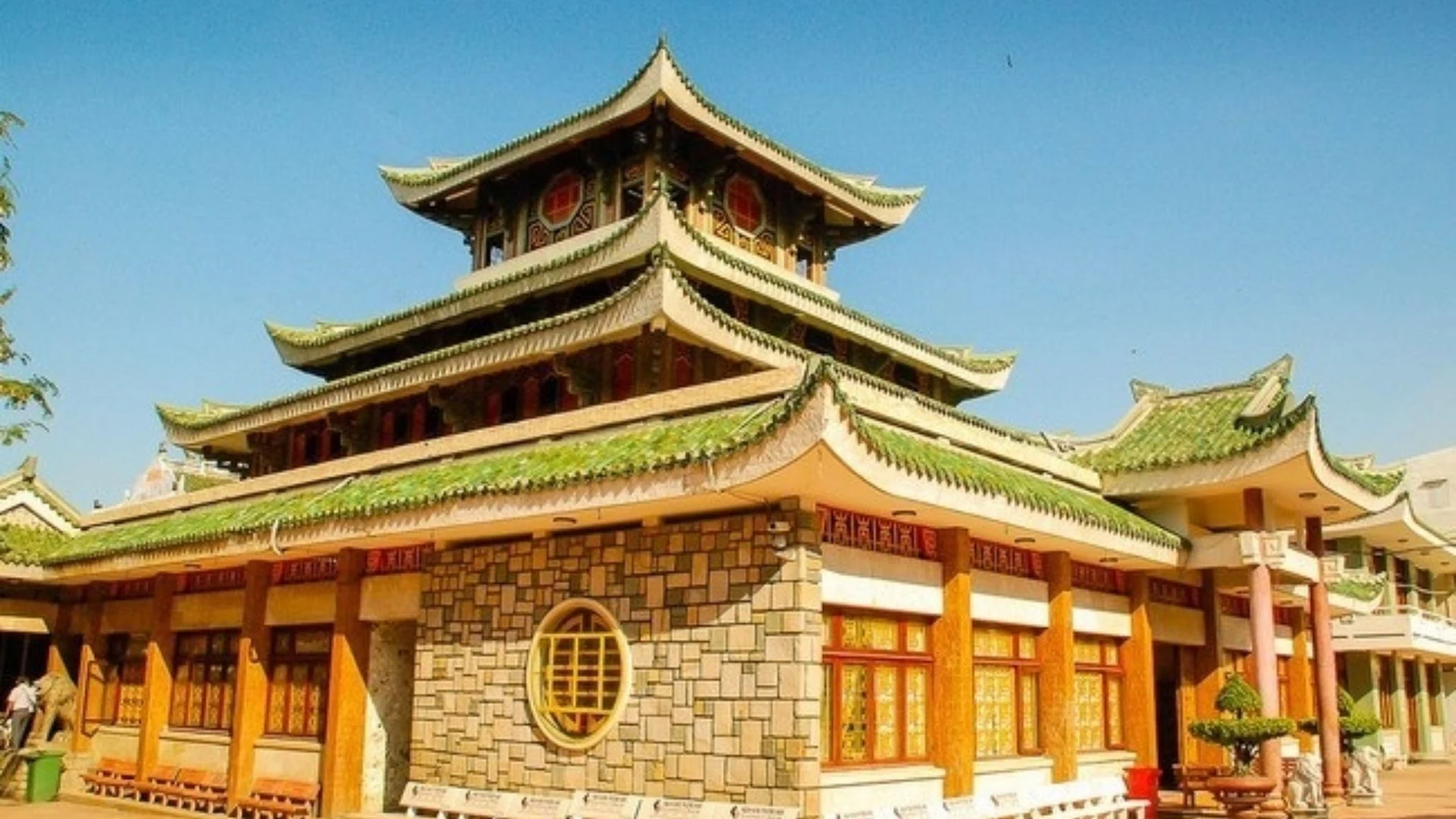 Miếu Bà Chúa Xứ Núi Sam, điểm hành hương nổi tiếng gần Chùa Hang