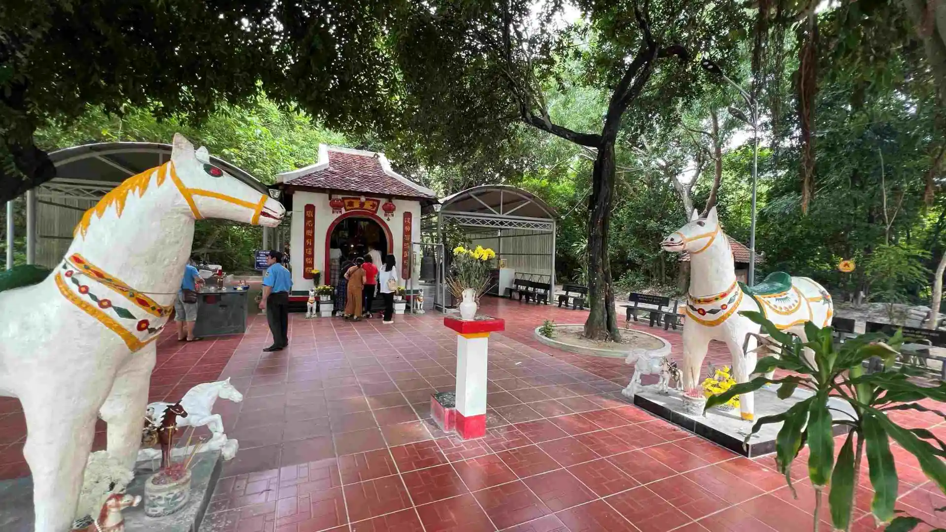 mieu-cau-hoang-tu-cai-o-phu-quoc