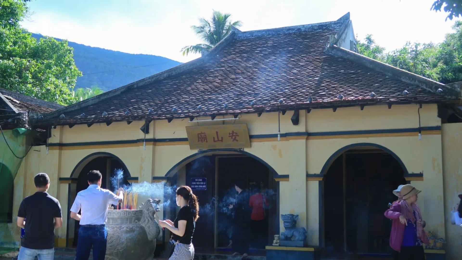mieu-cau-hoang-tu-cai-nu-cuoi-me-kong-nhung-dieu-kieng-ky-khi-vao-mieu