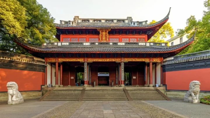 Miếu Nhạc Phi – điểm tham quan văn hóa trong tour Hàng Châu Bắc Kinh