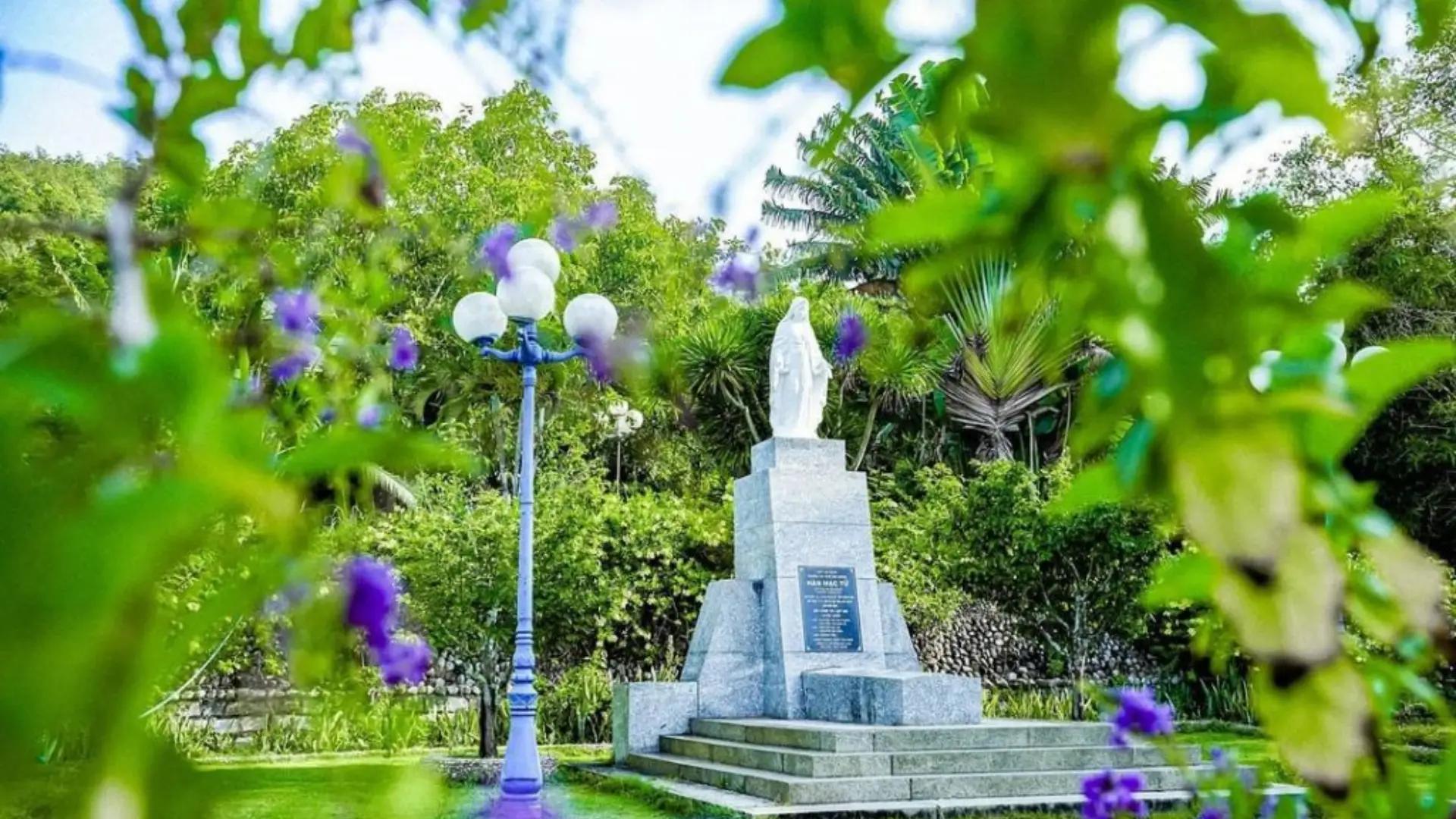 Mộ Hàn Mạc Tử trên đồi Thi Nhân gần Ghềnh Ráng