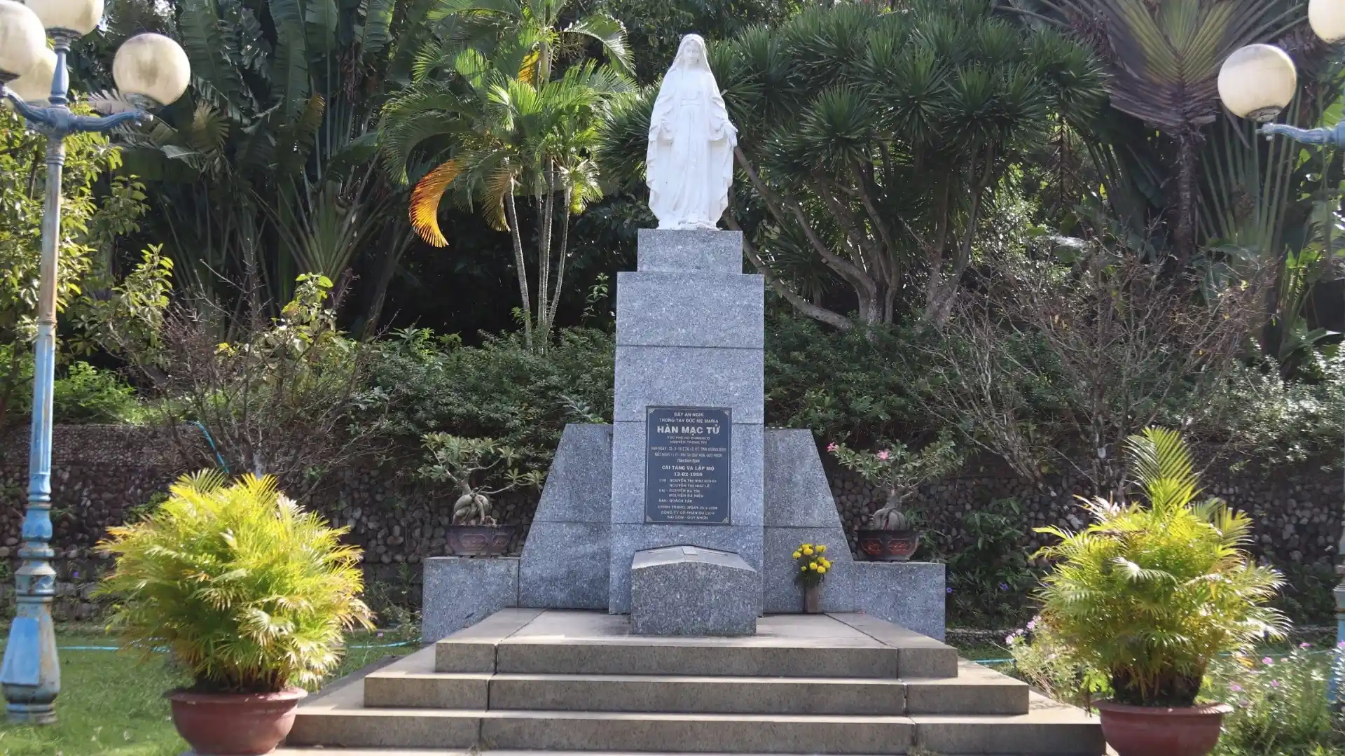 Mộ Hàn Mặc Tử lưng tựa núi, mặt hướng biển