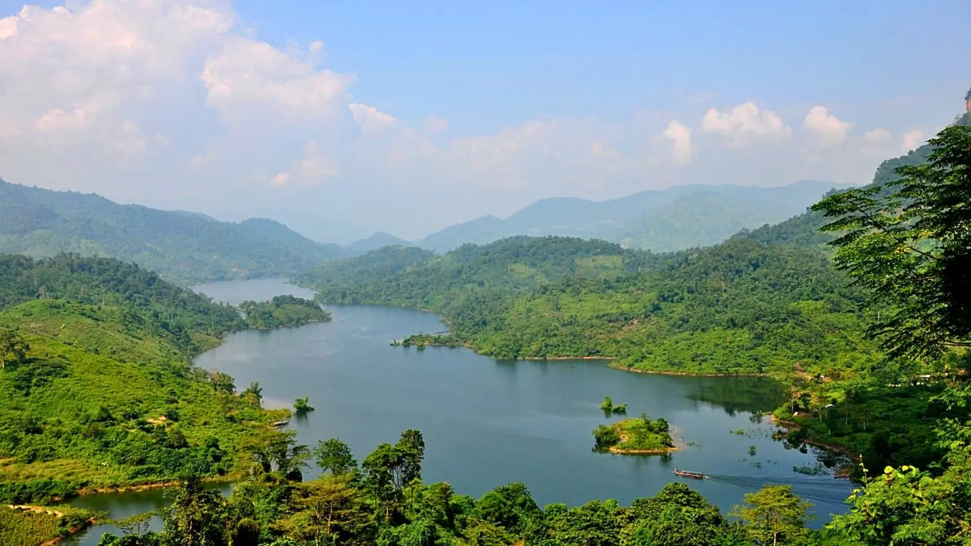 Hồ Ba Bể có vẻ đẹp dịu nhẹ vào mùa thu và đông