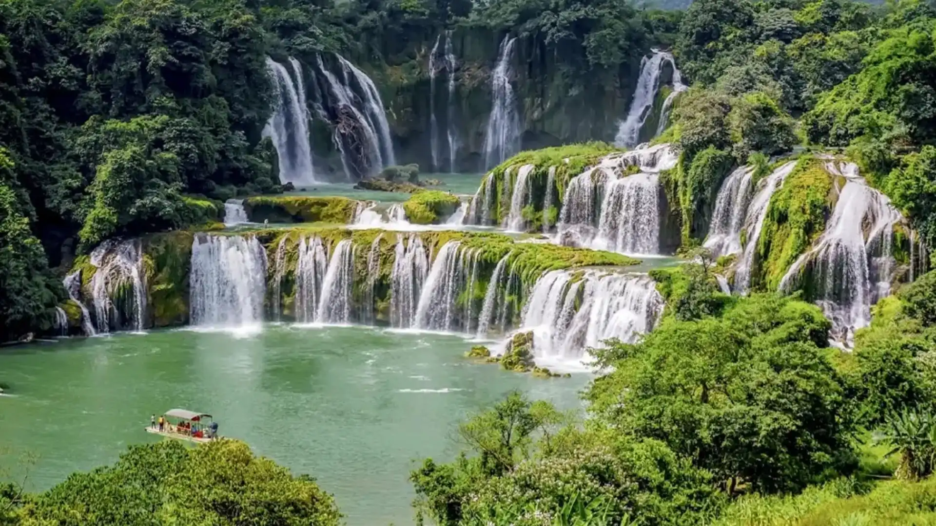 Mùa xuân (tháng 1-2) với dòng nước chảy dịu nhẹ, màu nước xanh