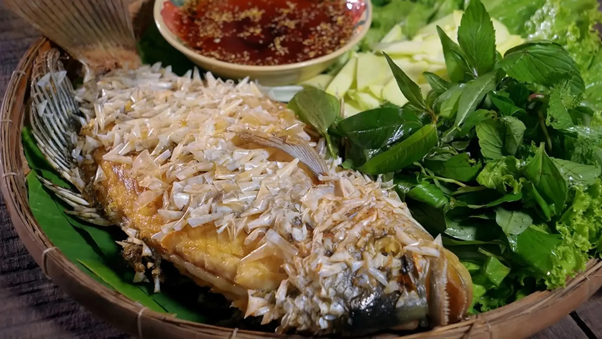 Dùng món cá tai tượng chiên xù