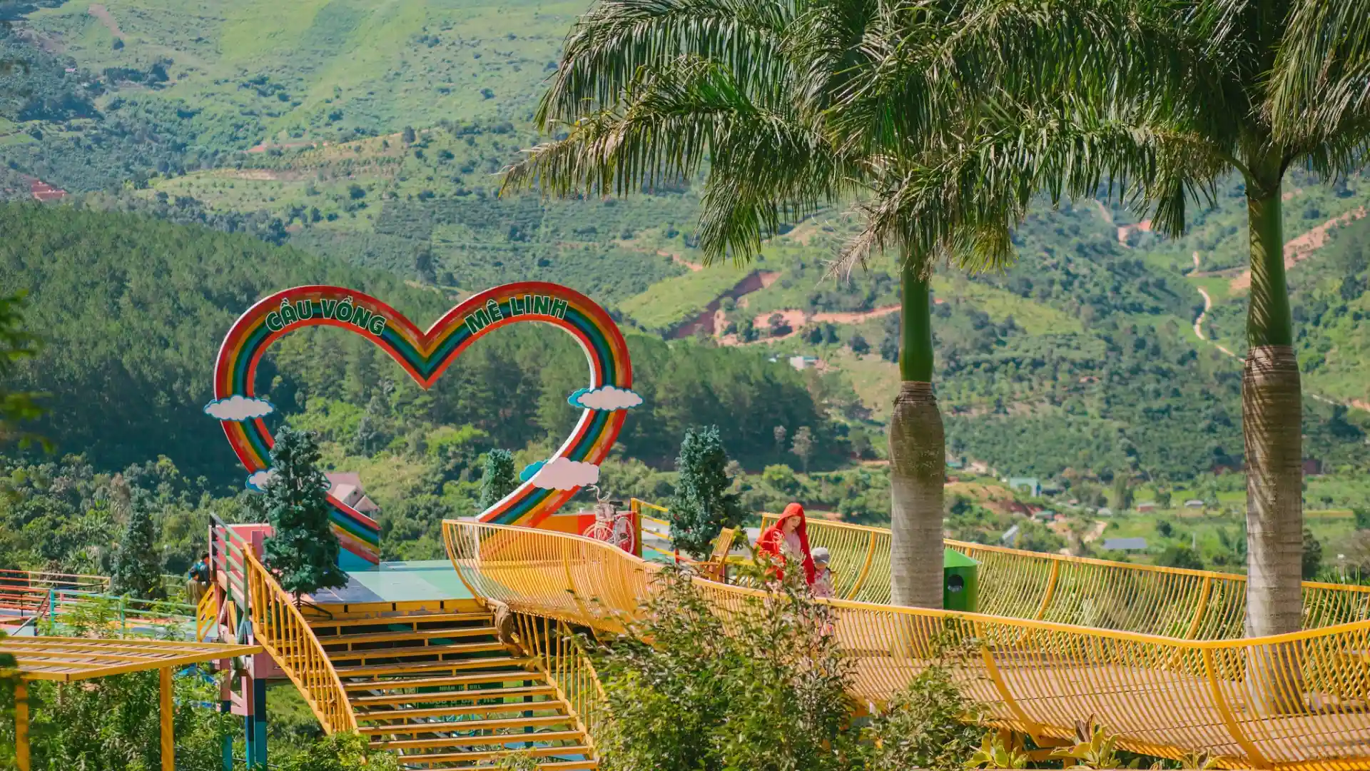 Góc sống ảo hình trái tim tại Cà phê Mê Linh