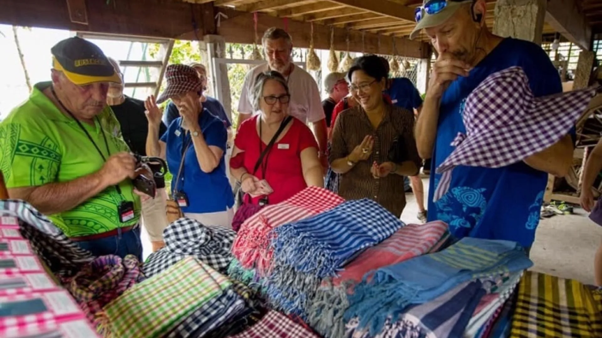 Mua khăn rằn tại làng nghề Long Khánh A