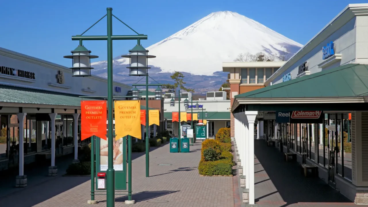 Mua sắm tại Gotemba Outlet khi đi tour Tokyo Osaka