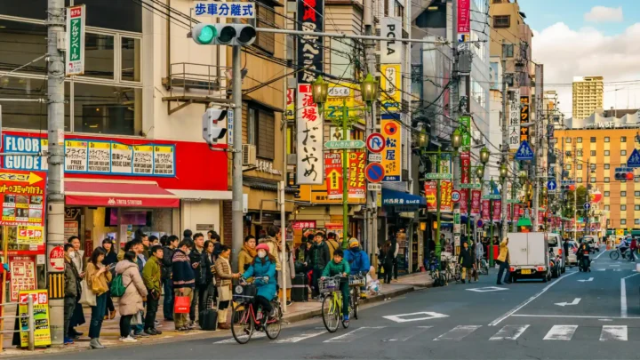 Mua sắm tại phố Shinsaibashi sầm uất khi đi tour Tokyo Osaka