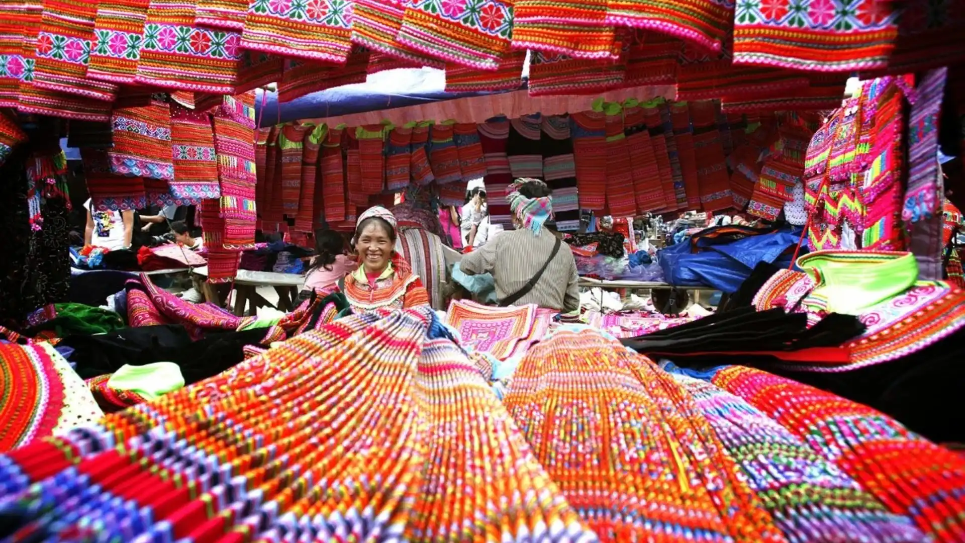 Mua vải thổ cẩm tại chợ phiên Bắc Hà