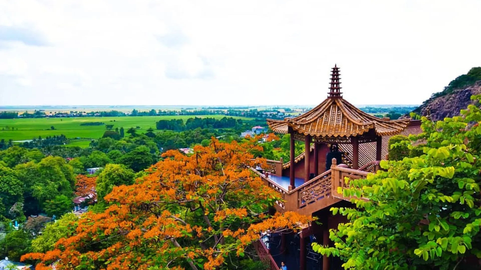 Cảnh đẹp mê người của núi Sam khi nhìn từ trên cao