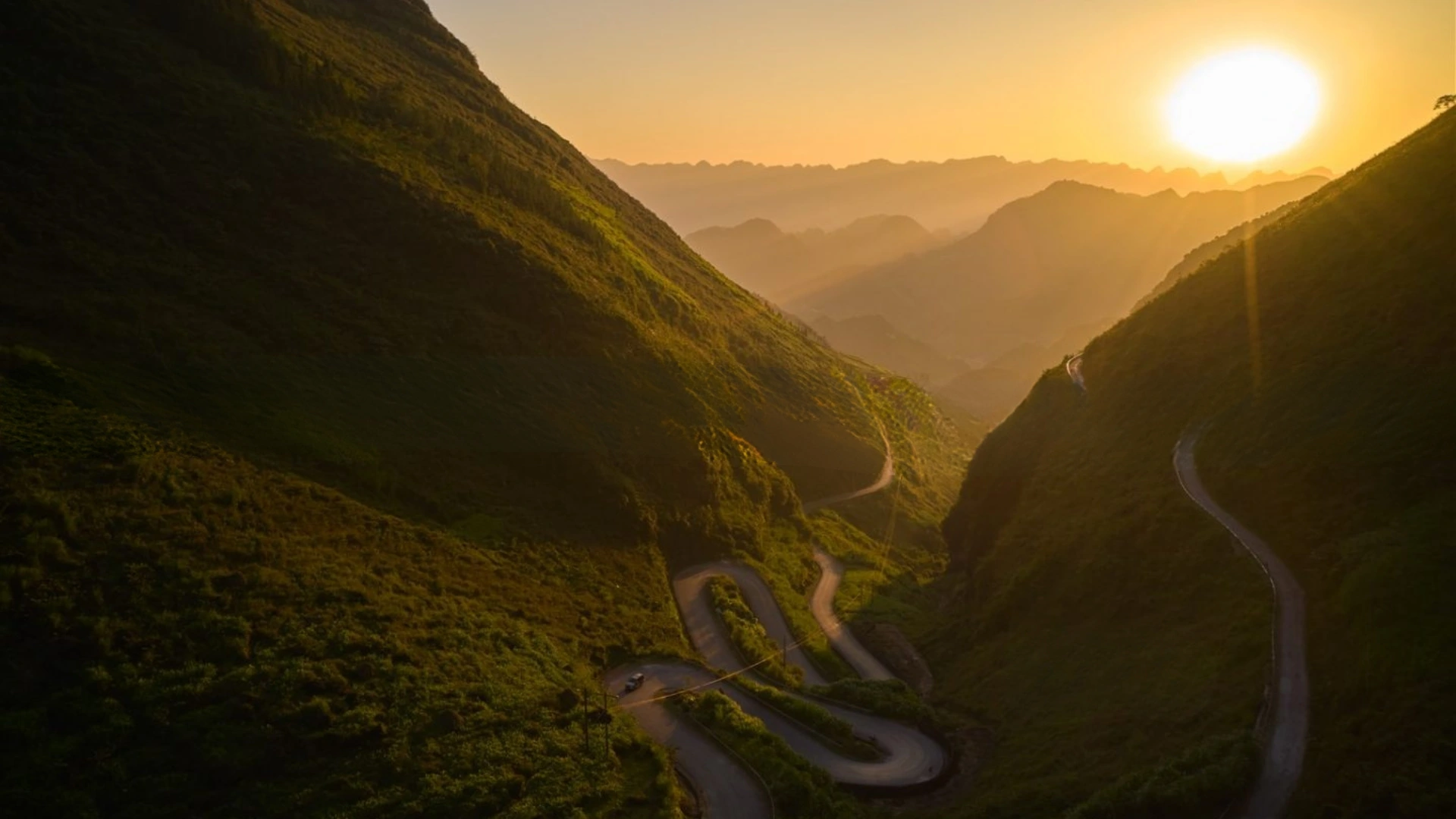 Ngắm hoàng hôn tại đèo Mã Pí Lèng