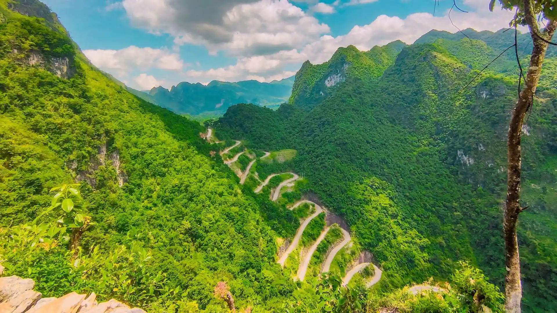 Dừng chân tại đèo có thể ngắm được khung cảnh xung quanh