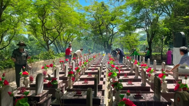 Thắp hương Nghĩa trang Trường Sơn, tri ân anh hùng, Tour DMZ.