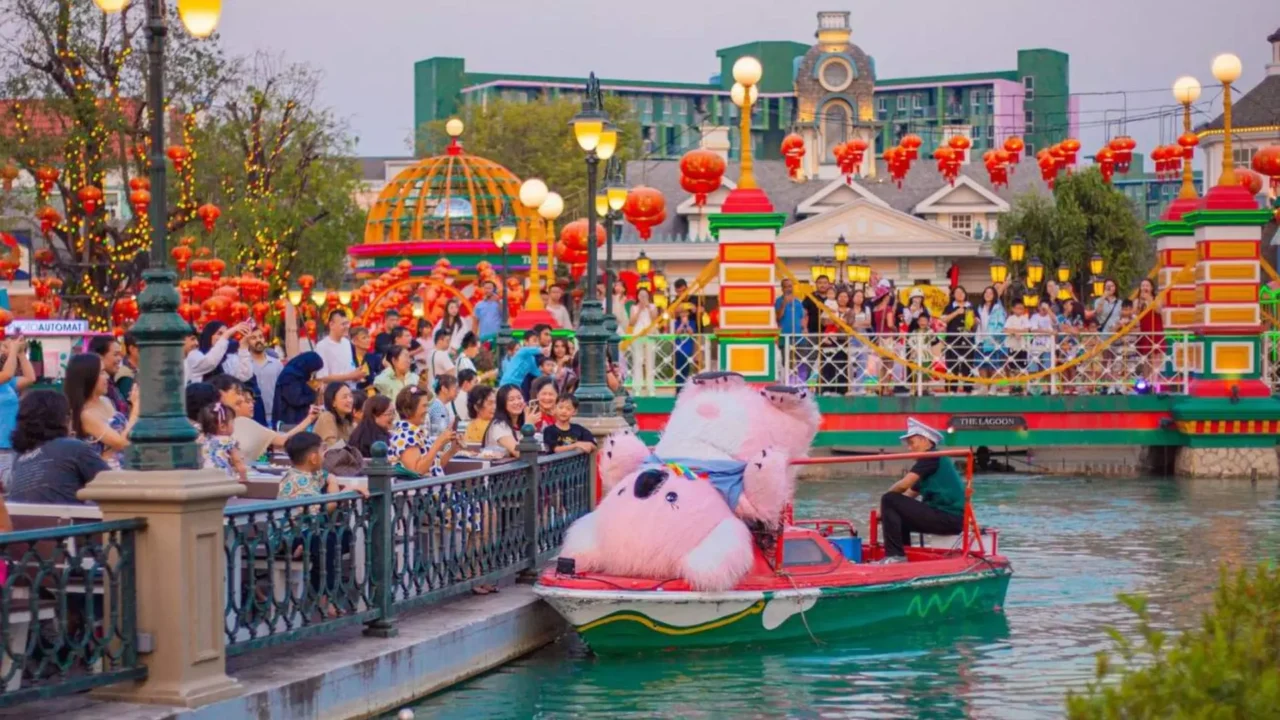 Ngôi làng Chocolate Ville lung linh khi lên đèn, với cầu gỗ và hồ nước lãng mạn.