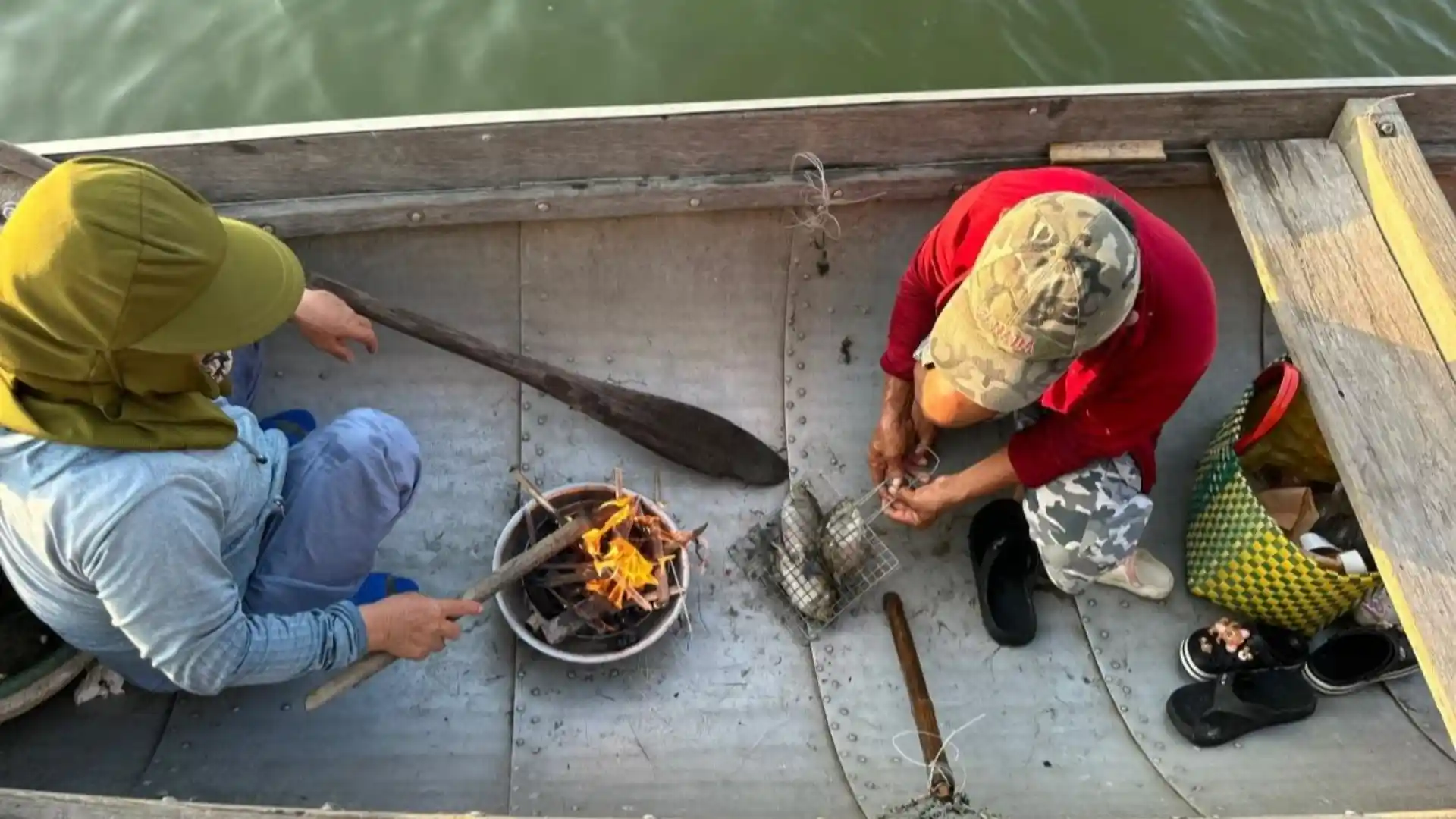 Ngư dân làng chài Lăng Cô nướng cá tại thuyền