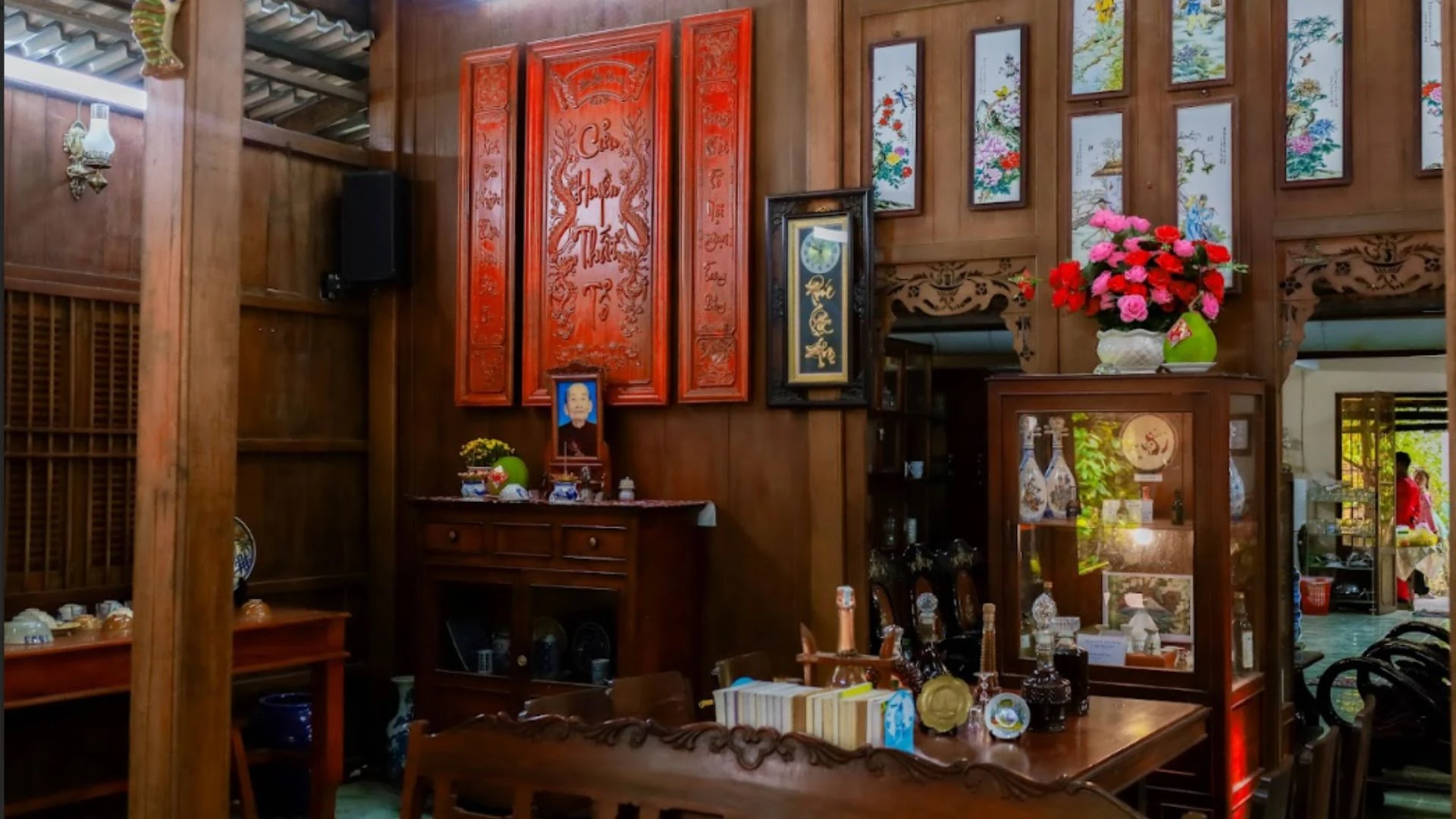 Người dân thắp hương trong đám giỗ bên cồn