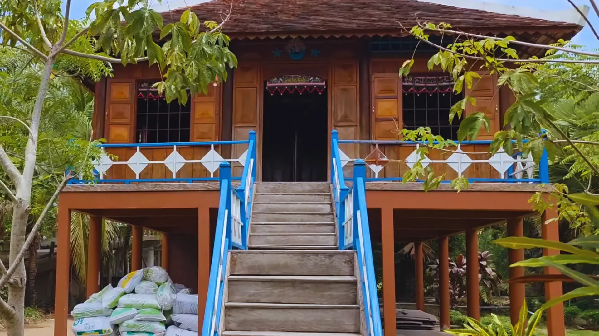 Khám phá kiến trúc mộc mạc của nhà gỗ người dân tộc