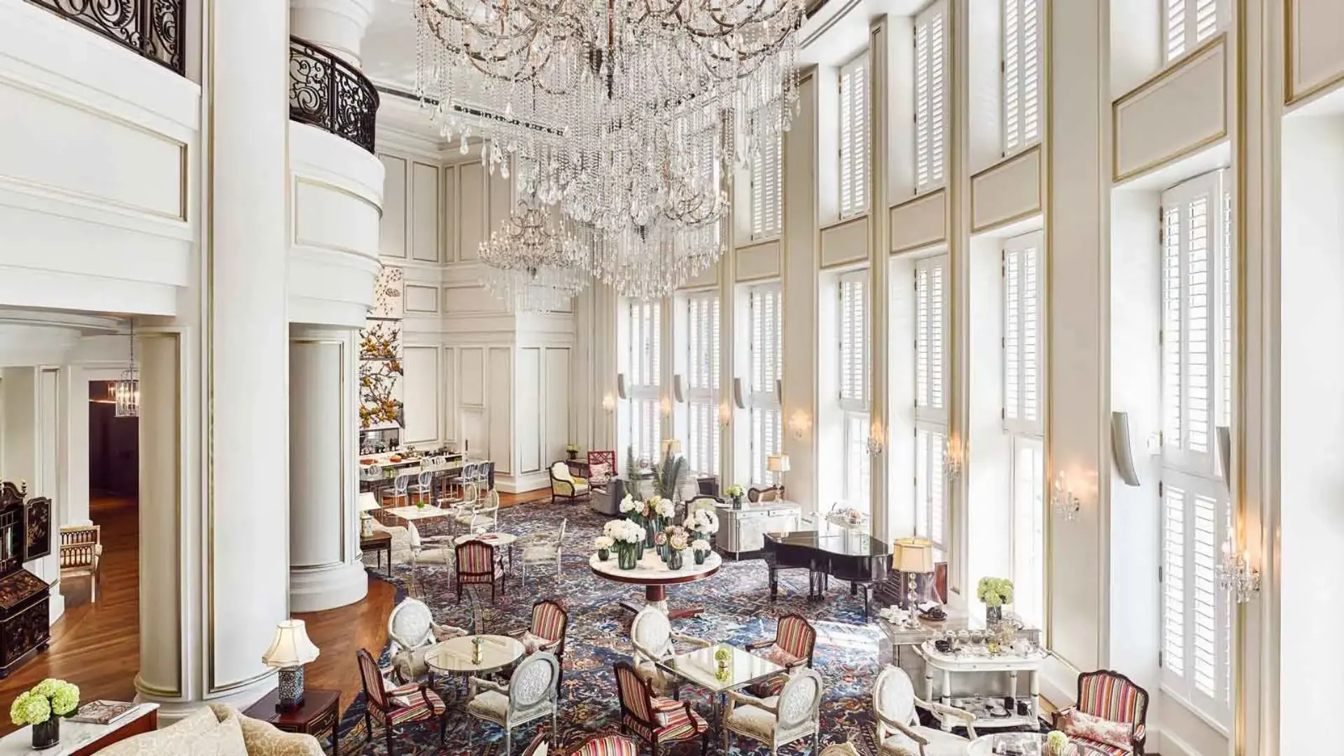 khách sán sài gòn park hyatt với khu vực nhà hàng sang trọng